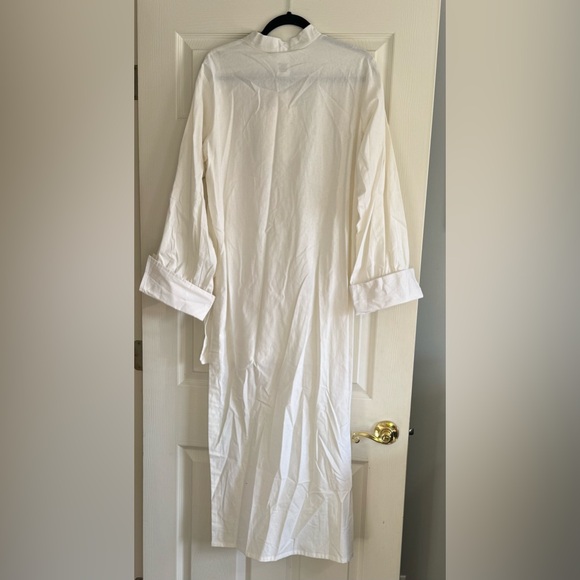 Black and a White Button-Up Long Hi-Low Shirt - Picture 4 of 4